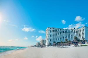 Blick auf ein Hotel am Strand in der Unterkunft JW Marriott Cancun Resort & Spa in Cancún