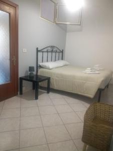 - une petite chambre avec un lit et une table dans l'établissement Casa Bona Furtuna, à Catane