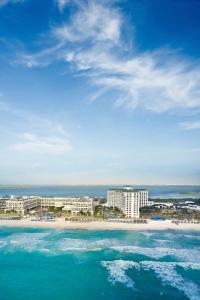 widok na plażę z budynkami i ocean w obiekcie JW Marriott Cancun Resort & Spa w mieście Cancún