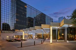 un gran edificio de cristal con luces delante en Sheraton Denver Downtown Hotel, en Denver