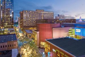 vista su una città di notte con edifici di Sheraton Denver Downtown Hotel a Denver