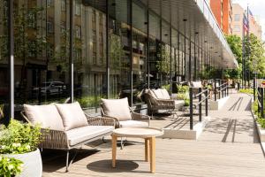 een rij stoelen en tafels voor een gebouw bij AC Hotel by Marriott Riga in Rīga