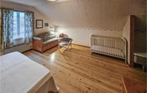 1 dormitorio con cama, sofá y cuna en Beautiful Home In Vena With Wifi, en Vena
