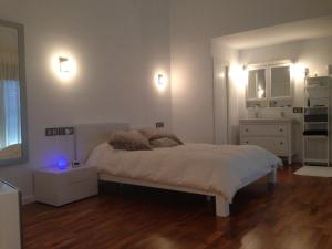 1 dormitorio blanco con 1 cama y vestidor en La Primera Villa, en Sa Torre 33 fotos más