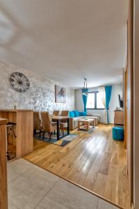 un soggiorno con tavolo e una sala da pranzo di NEO Apartman a Zlatibor