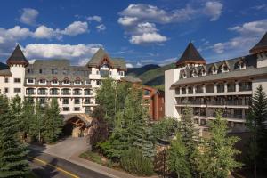 een weergave van een hotel met bomen en gebouwen bij The Hythe, a Luxury Collection Resort, Vail in Vail