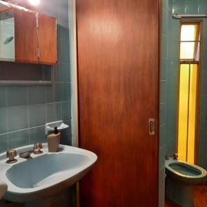 y baño con lavabo y aseo. en Mediterránea Casa Vacanza en Villa Carlos Paz