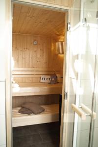 a sauna with wood paneled walls at Urlaub an der Nordsee - NEU - Ferienhaus Deichliebe in Fedderwarderdeich