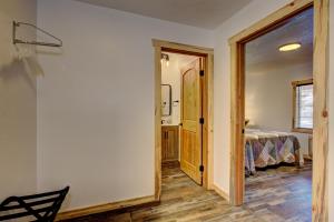 سرير أو أسرّة في غرفة في Alpine Lodge Hotel