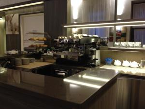 una cocina con cafetera en una encimera en Hotel Brenta Milano, en Milán