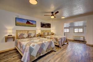 um quarto com 2 camas e uma ventoinha de tecto em Alpine Lodge Hotel em Cascade
