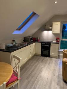 Kuchyň nebo kuchyňský kout v ubytování Lily’s Loft Bushmills