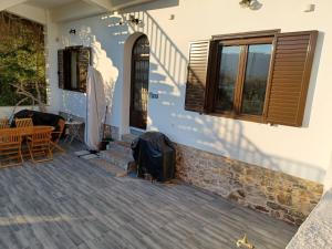 Balkón nebo terasa v ubytování Poros Seaside Suite
