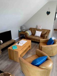 Posezení v ubytování Lily’s Loft Bushmills