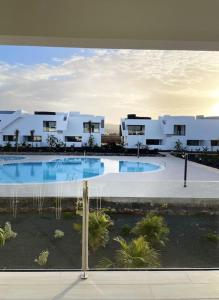 una vista de un edificio con piscina en AD apartment, en La Oliva