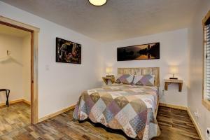 سرير أو أسرّة في غرفة في Alpine Lodge Hotel