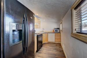 مطبخ أو مطبخ صغير في Alpine Lodge Hotel