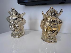 dwa skażone złote wazy siedzące na stole w obiekcie Qg Vatican Golden House w Rzymie