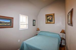 - une chambre avec un lit doté d'une couverture bleue dans l'établissement Palo Duro Canyon Texas - Cowboy Cabin, à Canyon