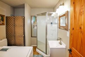 La salle de bains est pourvue d'une douche et d'un lavabo. dans l'établissement Palo Duro Canyon Texas - Cowboy Cabin, à Canyon