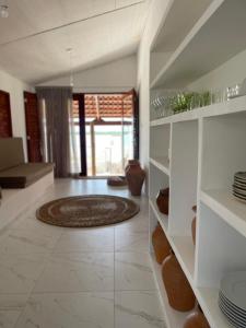 - un salon avec un canapé et un tapis dans l'établissement Casa Refúgio, à Galinhos