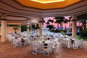 ラハイナにあるThe Westin Maui Resort & Spa, Ka'anapaliの白いテーブルと椅子が備わる宴会場