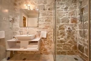 uma casa de banho com um lavatório e um chuveiro em Lanterna Rooms em Split