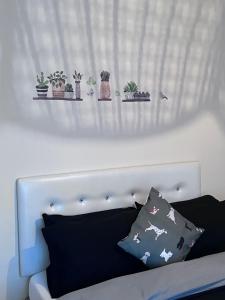 un estante sobre una cama con plantas. en 3 Bedroom House with Garden, en Buckinghamshire