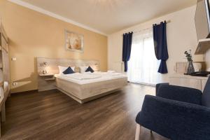 Un pat sau paturi într-o cameră la Hotel Apollon Rust