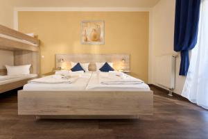 Letto o letti in una camera di Hotel Apollon Rust