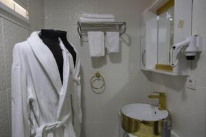 ein Bad mit einem weißen Handtuch an der Wand in der Unterkunft ŞİRİNYER APART OTEL in Izmir