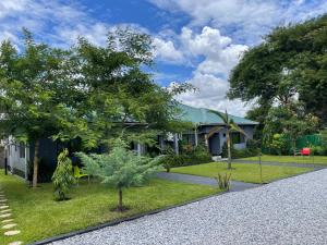 une maison avec un jardin en face dans l'établissement BlueGreens Accommodation, à Ndola