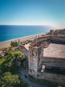 an aerial view of an old building and the beach at Apartamento moderno y acogedor cerca del mar in Fuengirola