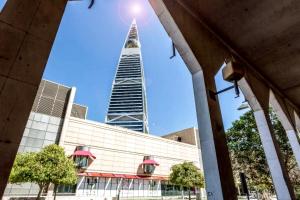 una vista del burj khalifa desde detrás de un edificio en Business Inn Olaya en Riad