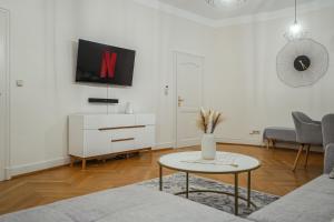 TV a/nebo společenská místnost v ubytování 7Seas Boutique-Apartment Saarbrücken City - ideal für Urlaubs & Businessgäste