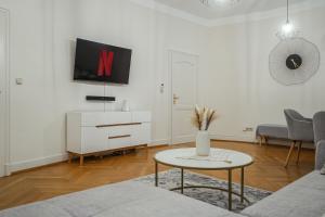 - un salon blanc avec une table et une télévision dans l'établissement LUXURY-Apartment - city center : 8 guests : Netflix, à Sarrebruck
