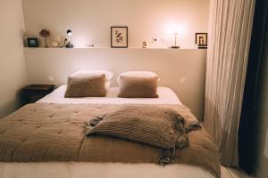 - une chambre avec un lit et 2 oreillers dans l'établissement Le Citron, à Veules-les-Roses