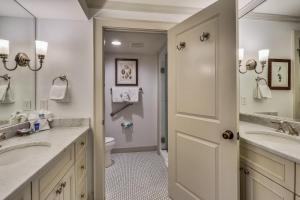 Et badeværelse på Beach Front 2 Bedroom A + 14 billeder