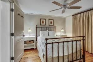 En eller flere senge i et værelse på Beach Front 2 Bedroom A