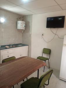 聖拉斐爾的住宿－Departamentos Gattelli，厨房配有桌椅和水槽。