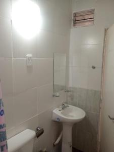 聖拉斐爾的住宿－Departamentos Gattelli，白色的浴室设有水槽和淋浴。