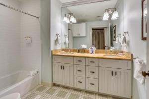 Et badeværelse på Beach Front 3 Bedroom B + 18 billeder