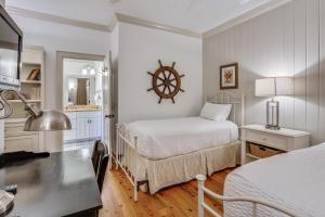 En eller flere senge i et værelse på Beach Front 3 Bedroom D