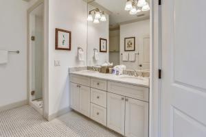 Et badeværelse på Beach Front 3 Bedroom D + 14 billeder