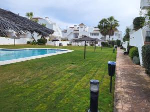 einen Resorthof mit Pool und Häusern in der Unterkunft Golf y playa en Islantilla in Huelva