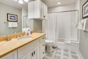 Et badeværelse på Standard 2 Bedroom B + 13 billeder