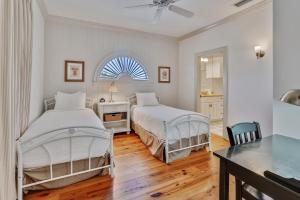 2 camas en una habitación blanca con mesa en Standard 2 Bedroom C, en Holmes Beach