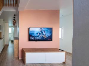 sala de estar con TV de pantalla plana en la pared en Travel Homes - NewGate 3, elegant, heart of Colmar, en Colmar