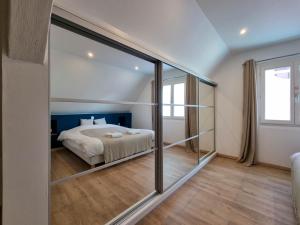 Posteľ alebo postele v izbe v ubytovaní Travel Homes - NewGate 3, elegant, heart of Colmar