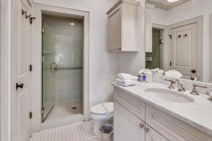 Et badeværelse på Townhouse 3 Bedroom A + 19 billeder